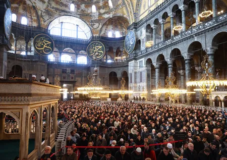 Milyonlarca Müslüman ramazanın ilk cuma namazında camilere akın etti!
