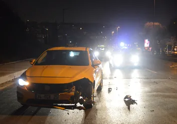 Yardıma giden 112 ekibine taksi çarptı: 3 yaralı