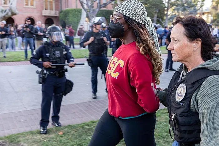 abdde-guney-california-universitesinde-polis-gazze-dayanisma-kampini-dagitti-1714933083008.jpeg ABD'de Gazze direnişi! Polis Güney California Üniversitesi'nde Gazze Dayanışma Kampı'nı dağıttı - 2