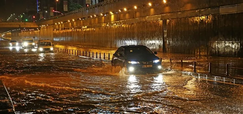 ADANA'DA BİR KÖPRÜ TRAFİĞE KAPATILDI