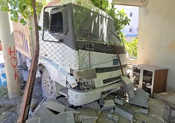 Freni boşalan hafriyat kamyonu bahçe duvarını yıktı