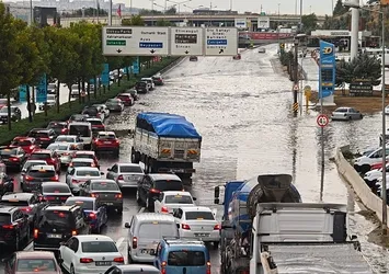 Ankara'da sokaklar göle döndü! Araçlar yolda kaldı | A Haber olay yerinde