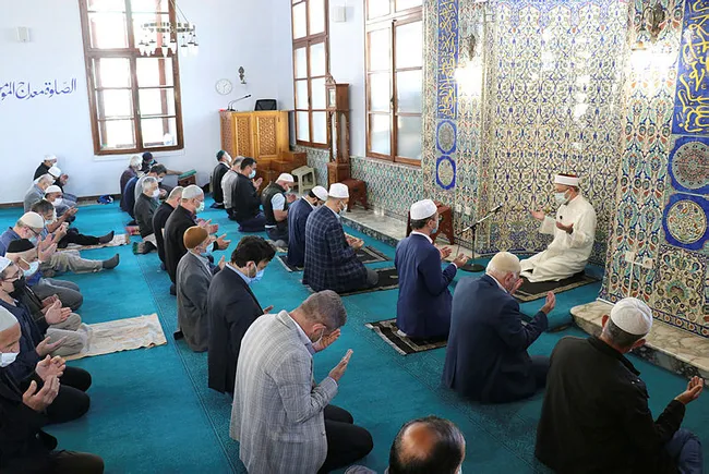 Bayram namazı camilerde kılınacak mı? Diyanet İşleri Başkanı Ali Erbaş açıkladı