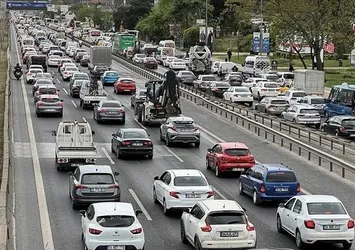 İstanbul'da deprem sonrası trafik kilit!