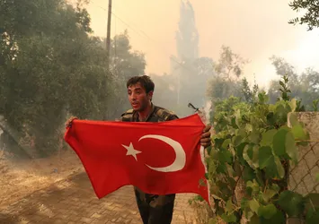 Azerbaycanlı itfaiyecilerin yangın çalışmalarındaki Türk Bayrağı hassasiyetleri takdir topladı: Onu yanmaya bırakmayız Türk halkını seviyoruz