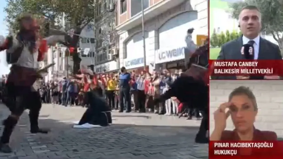 Kurtuluş tepki çeken temsil! Türk kadınını zincire vurdular | Edremit Kaymakamı merkeze çekildi