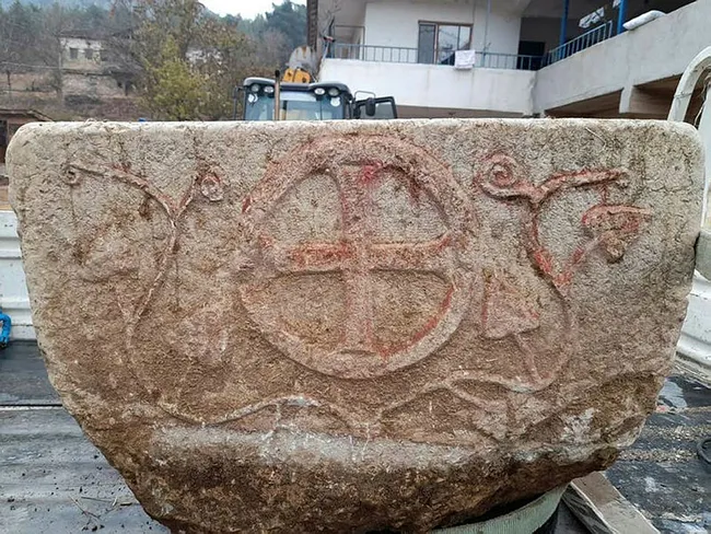 Tarlada bulduğu 1200 yıllık taş vaftiz teknesini satmaya çalışırken yakalandı - 2