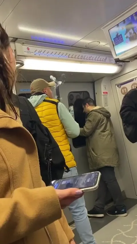 1675331728410.jpg İstanbul’da metroda sigara içti! Kadın yolcu çileden çıktı: Seni videoya çekeceğim terbiyesiz - 1