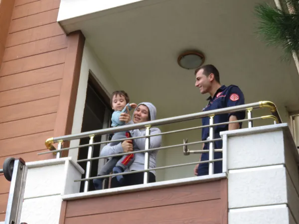 1607514201114.jpg 2 yaşındaki çocuk annesini balkona kilitledi! İtfaiye ekipleri yardımına koştu - 4