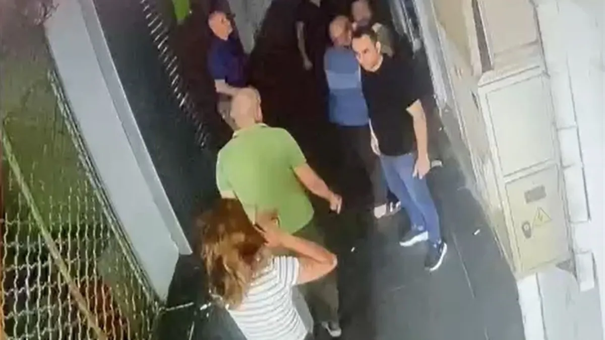 Adana'da utanç dolu görüntüler! 2 erkek kadını dükkanın önünde darbetti