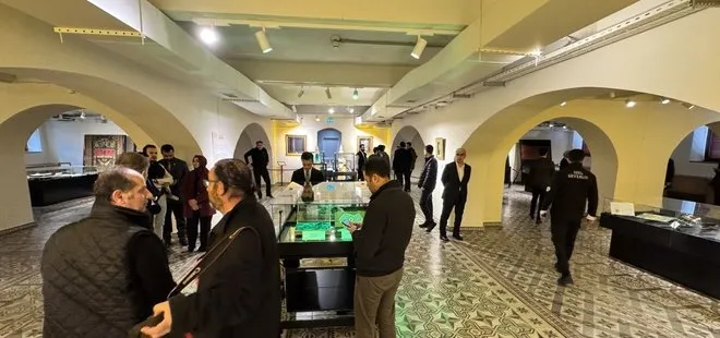 Konya'da "Mukaddes Emanetler" sergisi ziyarete açıldı