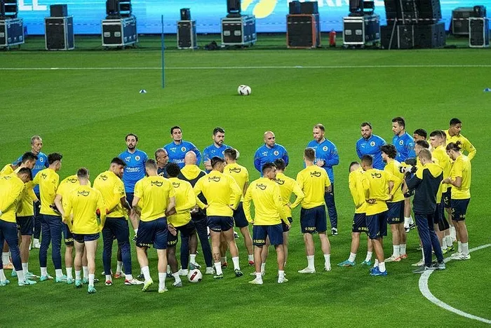 super-kupa-bilmecesi-yarin-cozulecek-fenerbahce-sahaya-cikacak-mi-galatasaray-cephesi-ne-yapacak-1712393012239.jpeg Süper Kupa bilmecesi çözülüyor! Fenerbahçe sahaya çıkacak mı? Galatasaray cephesi Şanlıurfa'da... - 4