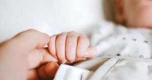 20 günlük bebeğini döverek öldürdü