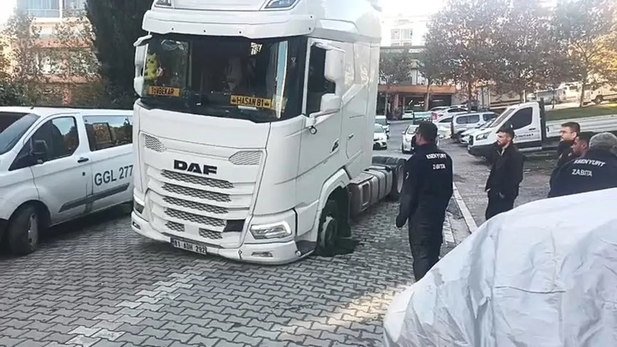 Esenyurt'ta TIR'ın lastiği yola saplandı