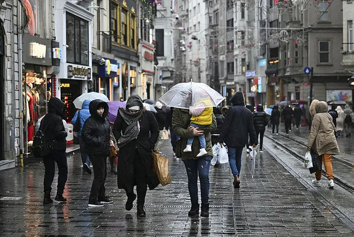hava-durumu-cok-kuvvetli-geliyor-meteoroloji-alarm-verdi-bu-illerde-yasayanlar-dikkat-26-30-agustos-2024-1724644260550.jpg HAVA DURUMU | İstanbul'da beklenen sağanak başladı! İstiklal Caddesi ve Mısır Çarşısı göle döndü | İşte görüntüler - 7
