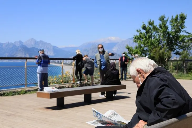 65 yaş üstü vatandaşlar 50 gün sonra sokakta! İşte o görüntüler