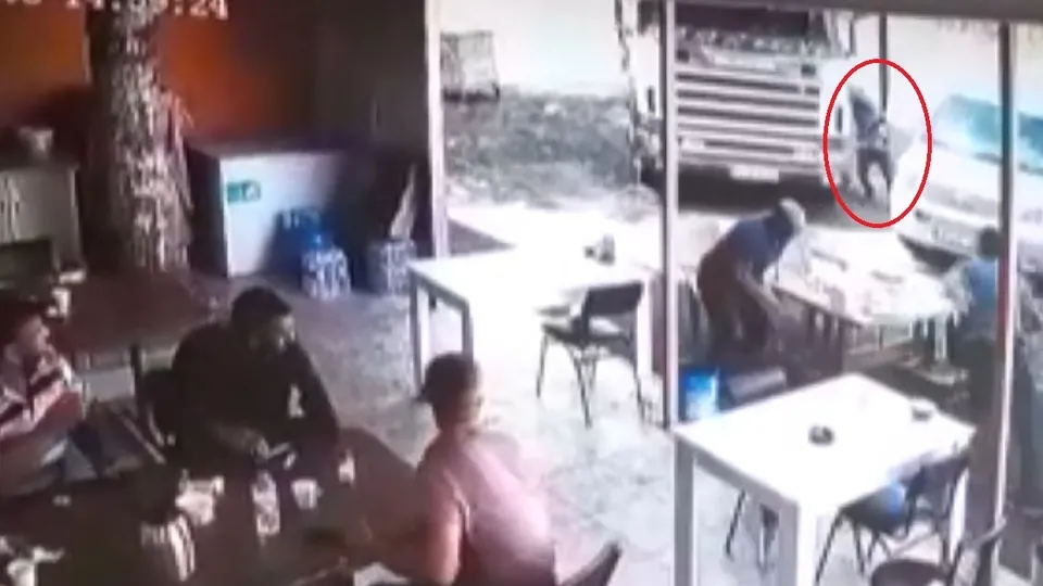 Son dakika: Tunceli’de dehşet anları kamerada! Freni boşalan TIR lokantaya girdi