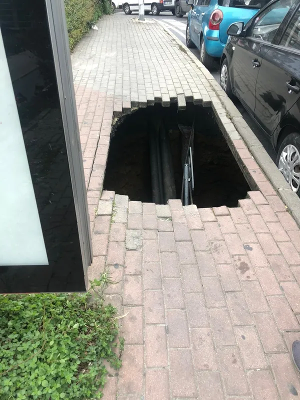 Şişli'de kaldırım çöktü! Kadın içine düştü - 2