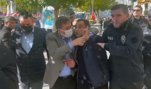 meral-aksener-kufurbaz-lutfu-turkkani-nasil-aklarimin-derdine-dustu-olay-provokatif-1637513271446.jpeg Meral Akşener şehit yakınına küfreden Lütfü Türkkan'ı korumaya devam ediyor: Olay provokatif - 1