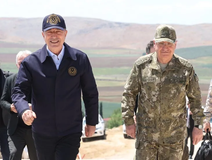 Milli Savunma Bakanı Hulusi Akar Suriye sınırında! Kuleye çıkıp hududu inceledi