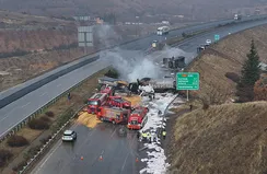 Çarpışan 3 tırda yangın çıktı