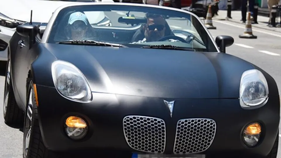 Bülent Serttaş lüks otomobiliyle şov yaptı! Kızıyla Miray’la mezuniyet turu attı