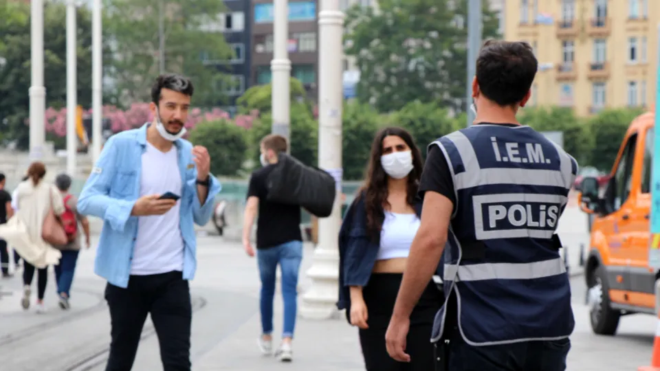 Taksim'de 'pes' dedirten görüntü! Yasağa rağmen maskesiz dolaştılar!