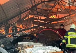 Mersin'de fabrika deposunda yangın! İtfaiye müdahale ediyor