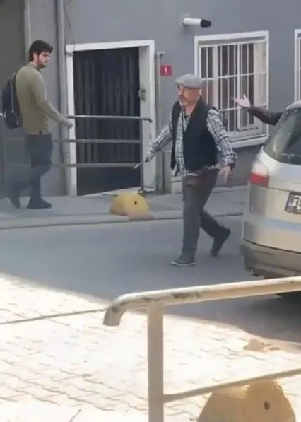 kadikoyde-surucu-ile-kagit-toplayicisi-arasinda-gerilim-tirmandi-bicakli-cekicli-tasli-kavga-1652869369254.jpg Kadıköy'de sürücü ile kağıt toplayıcısı arasında gerilim tırmandı: Bıçaklı, çekiçli, taşlı kavga - 5