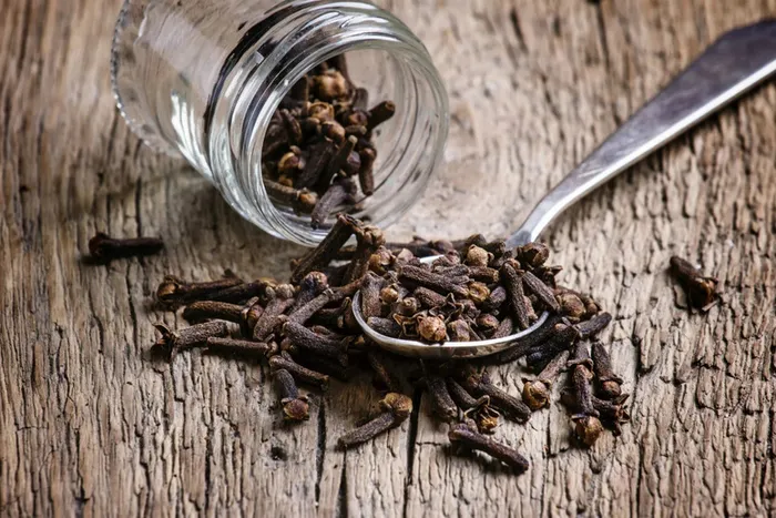 Çayın içine 3 tane atın! Faydasını duyan bardak bardak içiyor