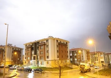 Elazığ’da şimşekler geceyi gündüze çevirdi