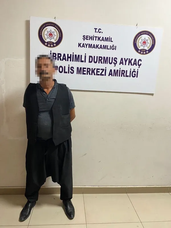 gaziantepte-dehsete-dusuren-anlar-caminin-kapisinin-benzin-dokulerek-yakildigi-anlar-kameraya-yansidi-1657200305360.jpg Gaziantep’te dehşete düşüren anlar! Caminin kapısının benzin dökülerek yakıldığı anlar kameraya yansıdı - 4