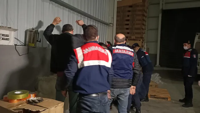 Kocaeli'de 'kaçak etil alkol' baskını: 3,5 milyon liralık malzeme ele geçirildi - 6