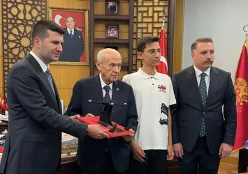 MHP Genel Başkanı Bahçeli'ye İHA prototipi takdim edildi