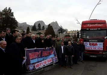 Halep'ten tahliye edilen sivillere yardım