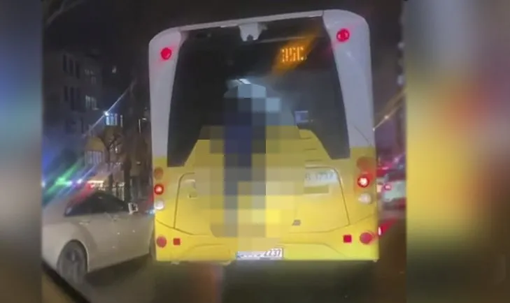 İstanbul’da İETT otobüsünde şoke eden manzara! Örümcek Adam gibi...