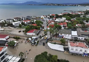 İzmir'de sağanak sonrası kara ile deniz birleşti