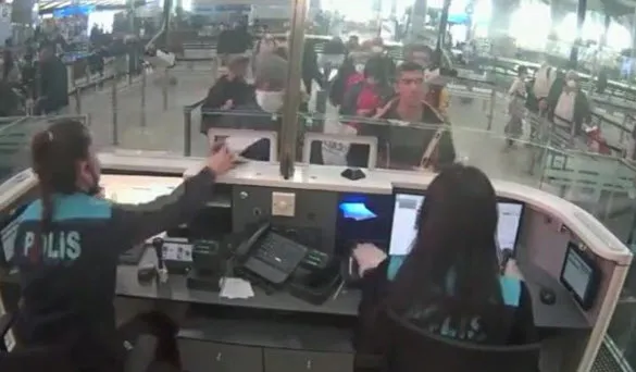 ABD’li diplomata kendi pasaportuyla kaçırmaya çalışırken suçüstü! Yakalandılar