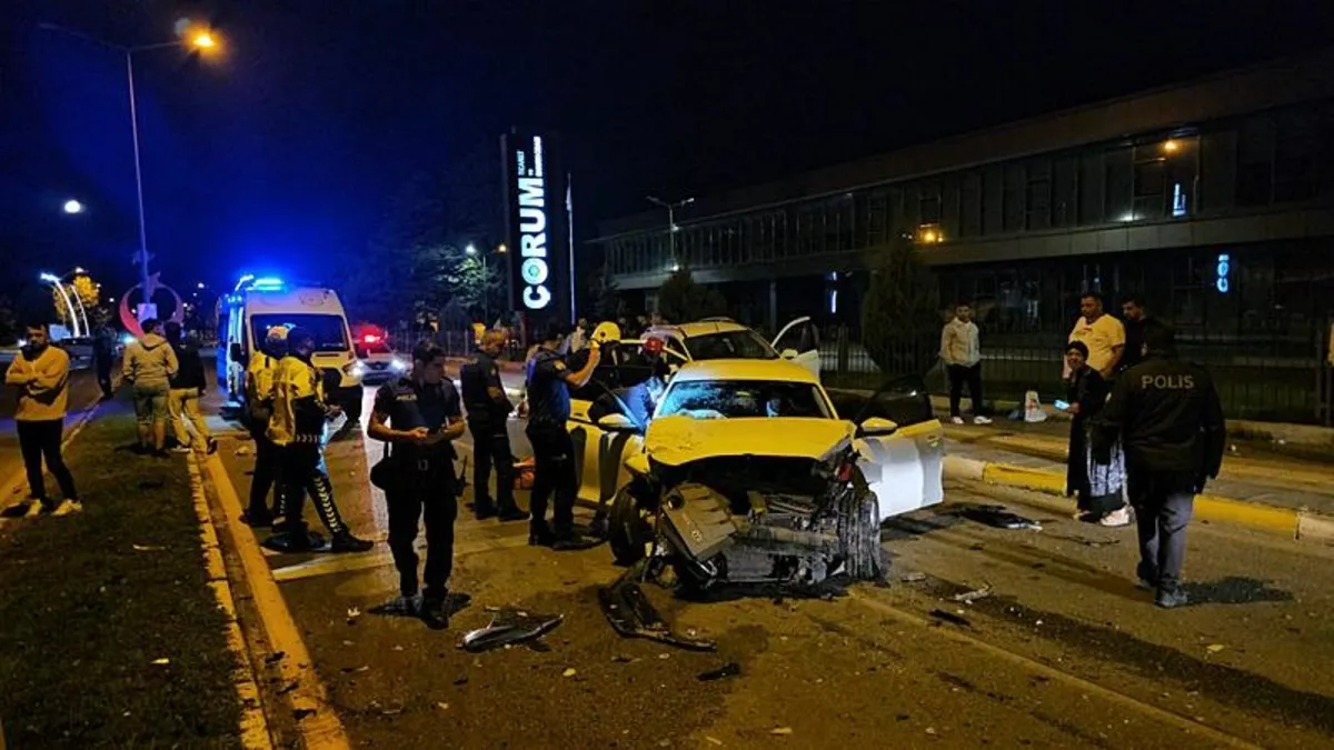 Çorum'da otomobil park halindeki araca çarptı! 3 kişi yaralandı