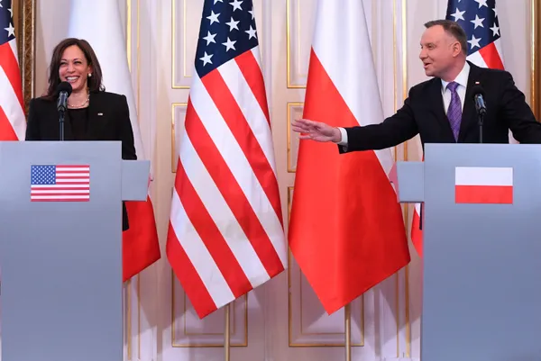 Kamala Harris ’mülteci’ sorusuna kahkaha attı! Salon buz kesti | Tepki yağıyor