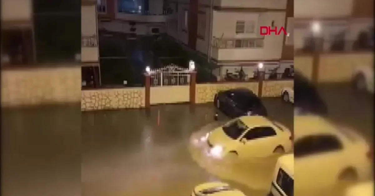 Hatay'da yağmur nedeniyle araçlar yolda kaldı