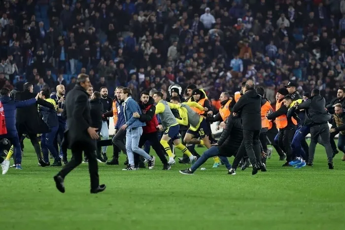 1710855368117.jpeg Adalet Bakanı Yılmaz Tunç'tan olaylı derbiyle ilgili flaş açıklama! Futbolcularla ilgili soruşturma olacak mı? | Maskeli taraftar yurt dışından - 2