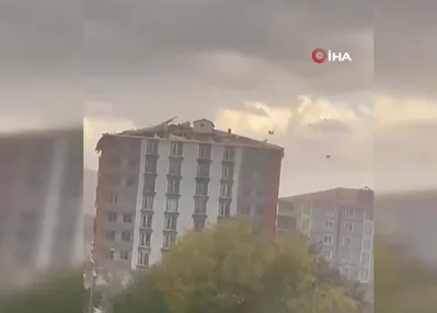 Şiddetli rüzgar çatıları uçurdu