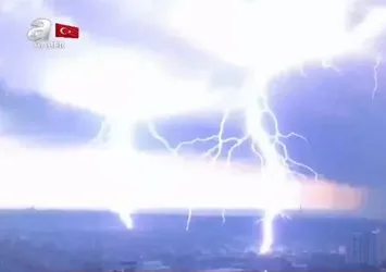 Yıldırım düşme anı kamerada