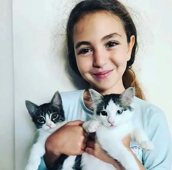 1647190760403.jpg Antalya'da köpeklerden kaçarken kamyonun çarptığı 10 yaşındaki Mehra Melin Pınar'ın sözleri yürek dağladı: Ölmeyeceğim değil mi baba? - 4
