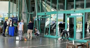 Freni boşalan otobüs yolcu bekleme alanına daldı