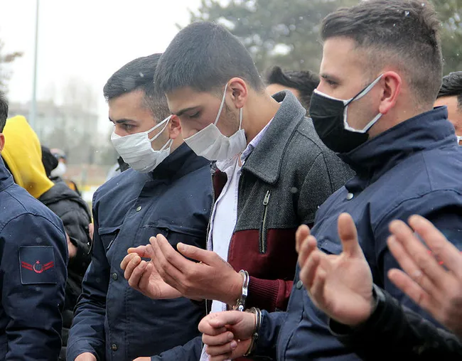 Babasının öldürdüğü anne ve iki kız kardeşinin cenazesine elinde kelepçeyle geldi