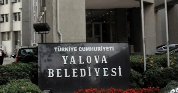 yalovada-kilicdaroglunun-yuzunu-dusuren-pankart-ayni-kelimeleri-kullanip-durdu-1660752364965.jpg