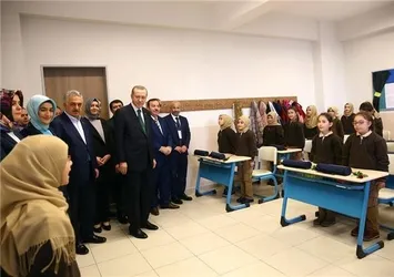 Erdoğan İmam Hatip Lisesini ziyaret etti