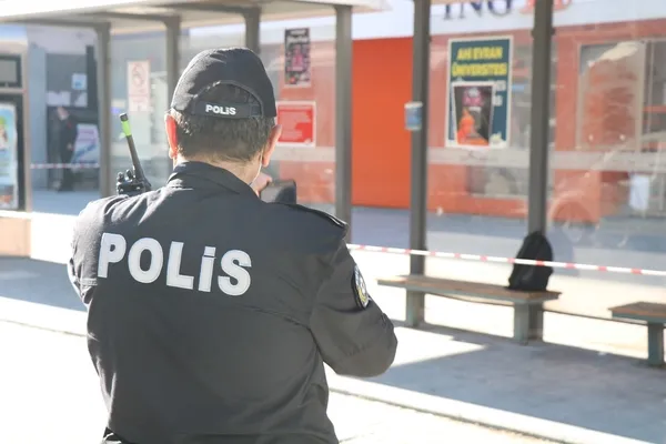 kirsehirde-panik-anlari-otobus-duraginda-birakilan-sahipsiz-canta-patlatildi-1640610898214.jpg Kırşehir’de panik anları! Otobüs durağında bırakılan sahipsiz çanta patlatıldı - 1